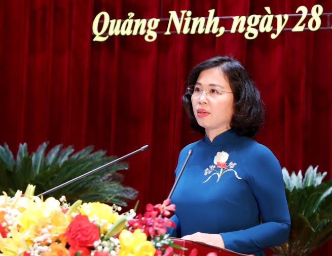 Bà Trịnh Thị Minh Thanh - Phó Bí thư Thường trực Tỉnh ủy, Chủ tịch HĐND tỉnh Quảng Ninh phát biểu tại kỳ họp.