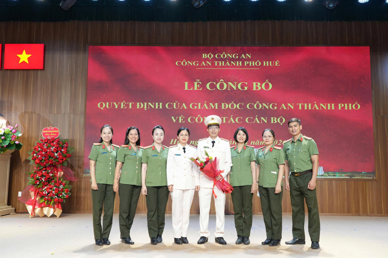 Thăng cấp bậc hàm Đại tá cho 19 cán bộ Công an TP Huế