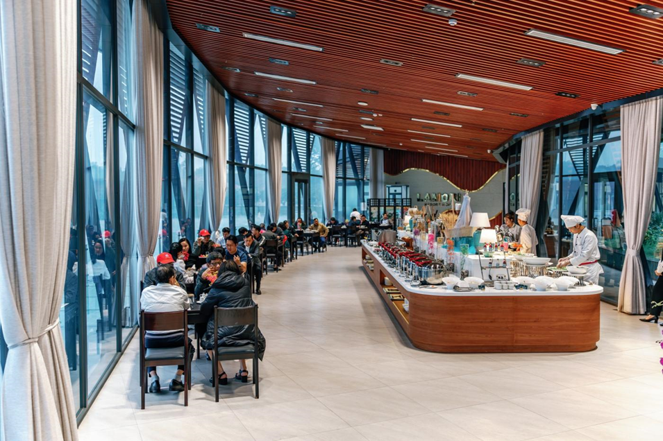 Buffet sáng tại LAMORI Resort & Spa được phục vụ với thực đơn thay đổi theo từng ngày, mang lại sự đa dạng cho bữa sáng.