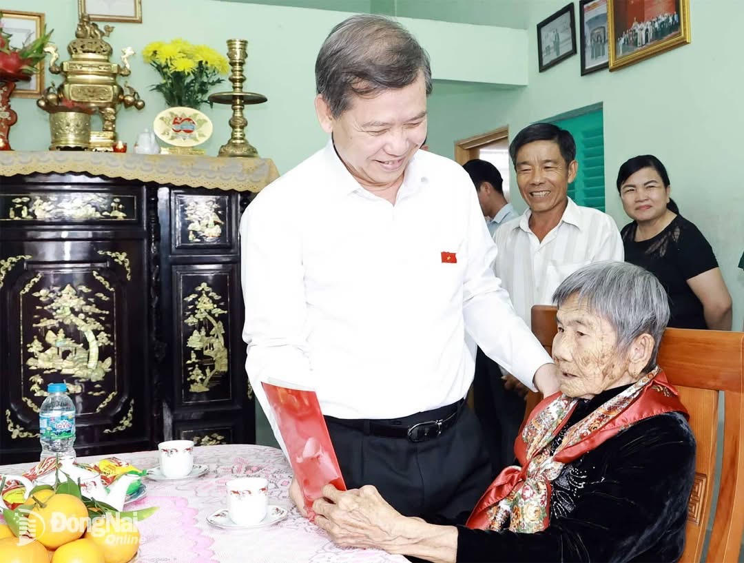 Ủy viên Bộ Chính trị, Bí thư Trung ương Đảng, Trưởng ban Nội chính Trung ương Lê Minh Trí tặng quà, chúc sức khỏe Mẹ Việt Nam anh hùng Hồ Thị Vàng. Ảnh: Công Nghĩa