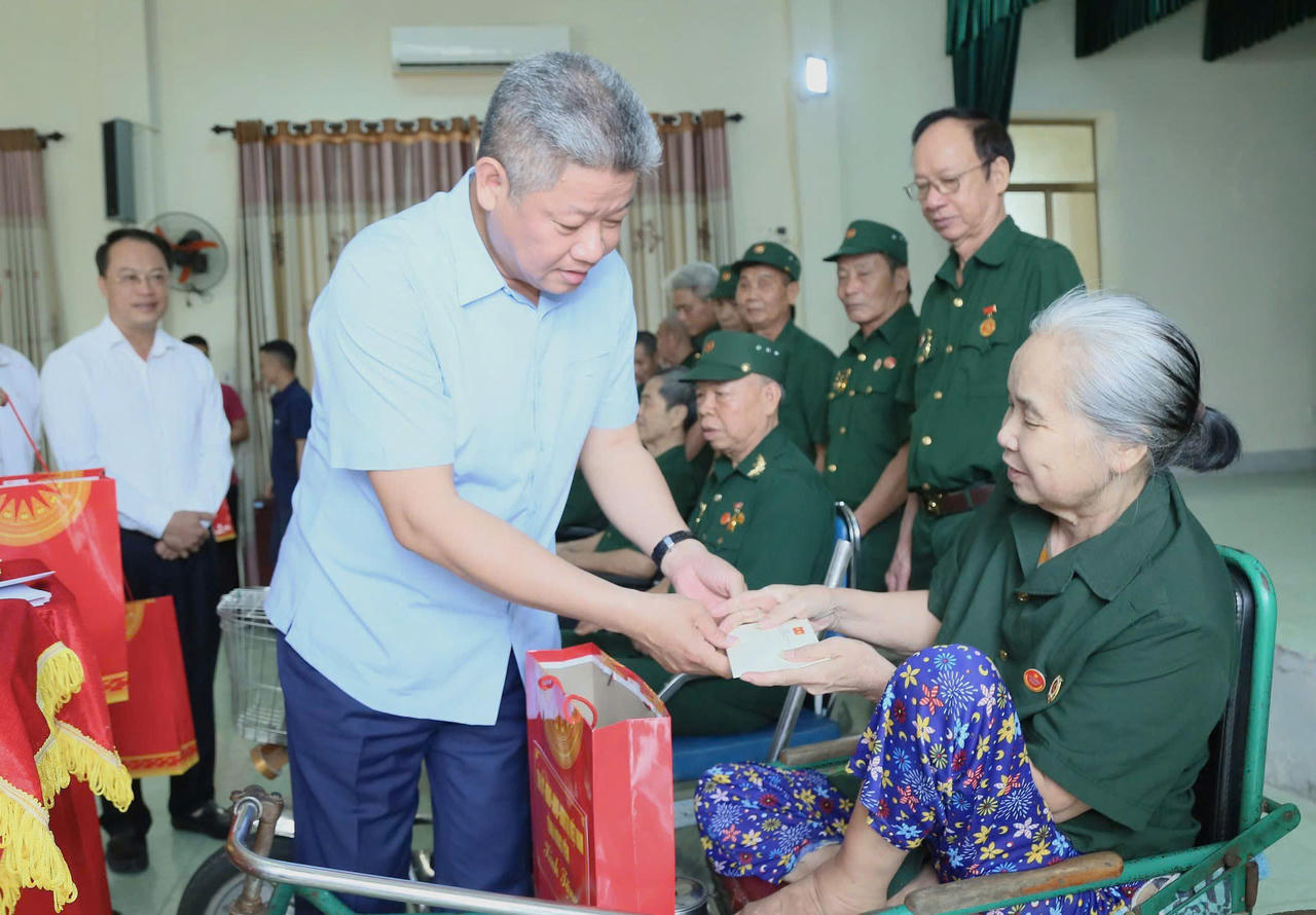 Ông&nbsp;Nguyễn Mạnh Quyền, Phó Bí thư Tỉnh ủy, Chủ tịch UBND tỉnh tặng quà thương binh, bệnh binh.