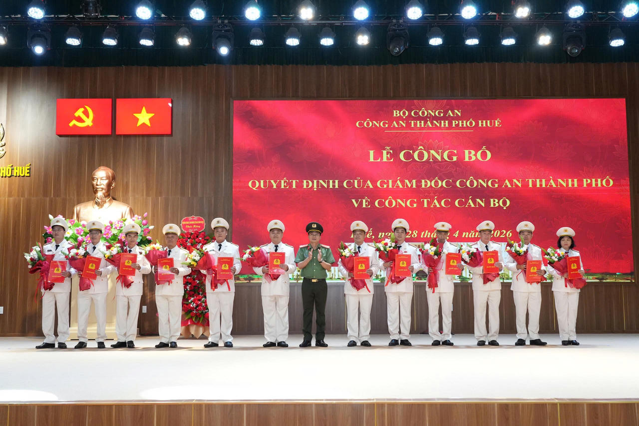 Đại tá Dương Văn Thoan, Phó Giám đốc Công an TP Huế trao quyết định điều động 3 đồng chí Phó Trưởng phòng; đồng thời trao quyết định bổ nhiệm chức vụ Phó Trưởng phòng cho 9 đồng chí là Đội trưởng, Trưởng Công an phường.