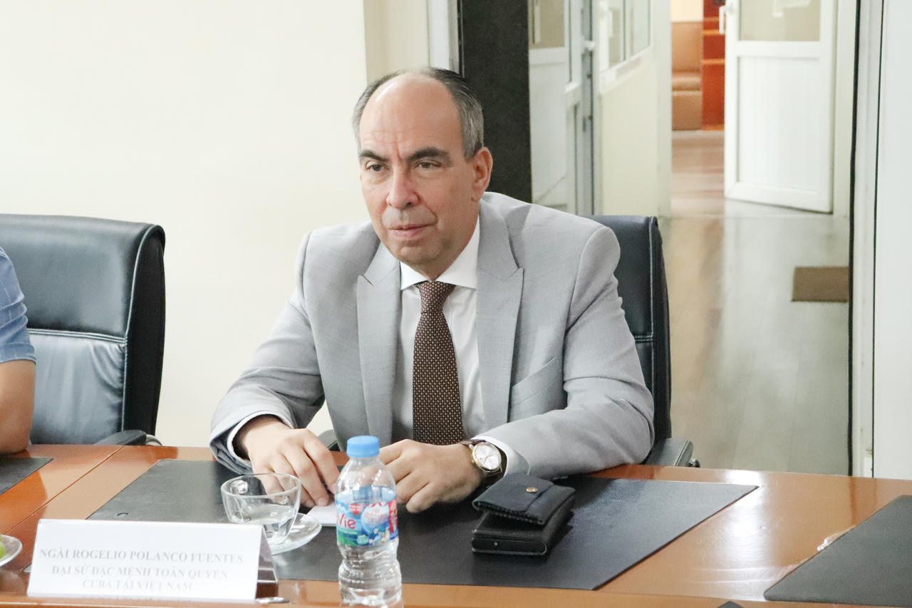 Ngài Rogelio Polanco Fuentes, Đại sứ đặc mệnh toàn quyền Cuba tại Việt Nam phát biểu tại buổi tiếp.