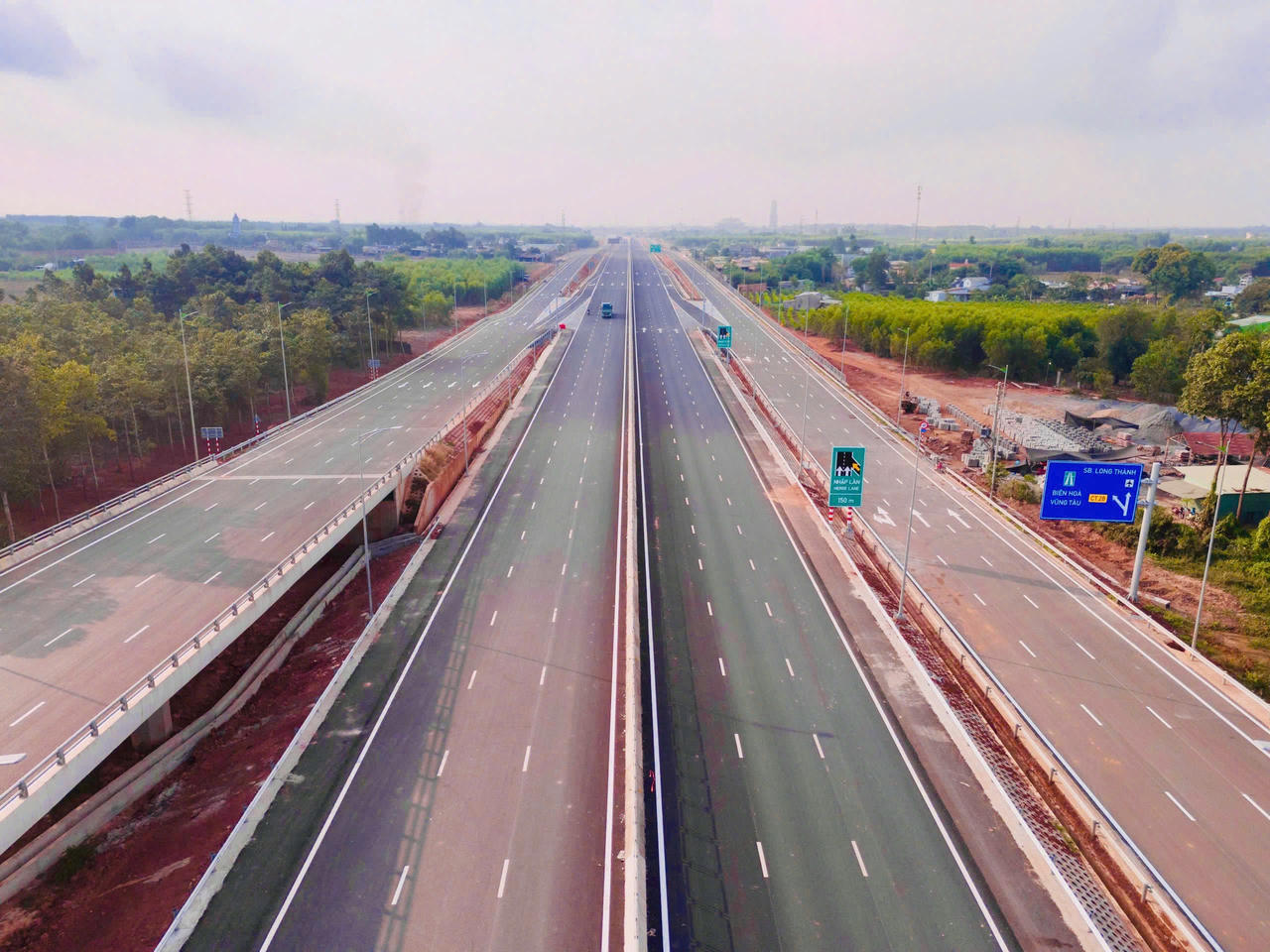Cao tốc Biên Hoà -Vũng Tàu trước giờ thông xe chào mừng ngày đại lễ 30/4 và 1/5.