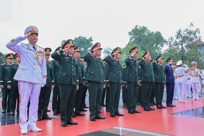 Lãnh đạo Đảng, Nhà nước vào Lăng viếng Chủ tịch Hồ Chí Minh nhân kỷ niệm 51 năm Ngày giải phóng miền Nam, thống nhất đất nước- Ảnh 7.