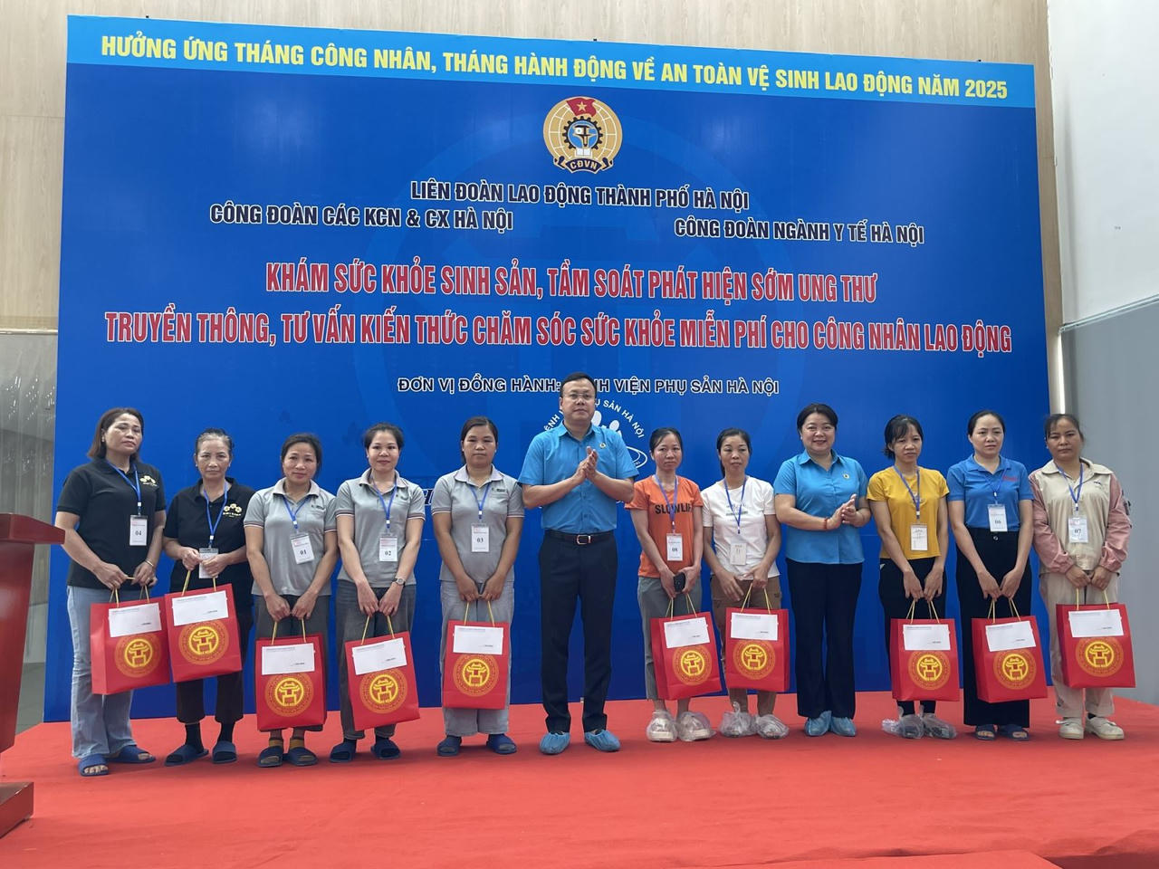 Lãnh đạo Liên đoàn Lao động TP Hà Nội tặng quà cho nữ công nhân có hoàn cảnh khó khăn. (Ảnh: PV)