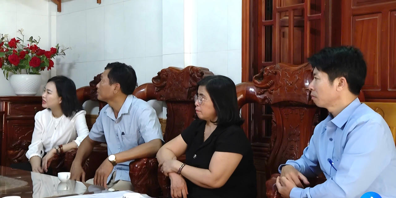 Lãnh đạo UBND xã Quảng Trạch cùng các ban, ngành, đoàn thể đến thăm hỏi, động viên gia đình ngư dân có tàu cá bị chìm.