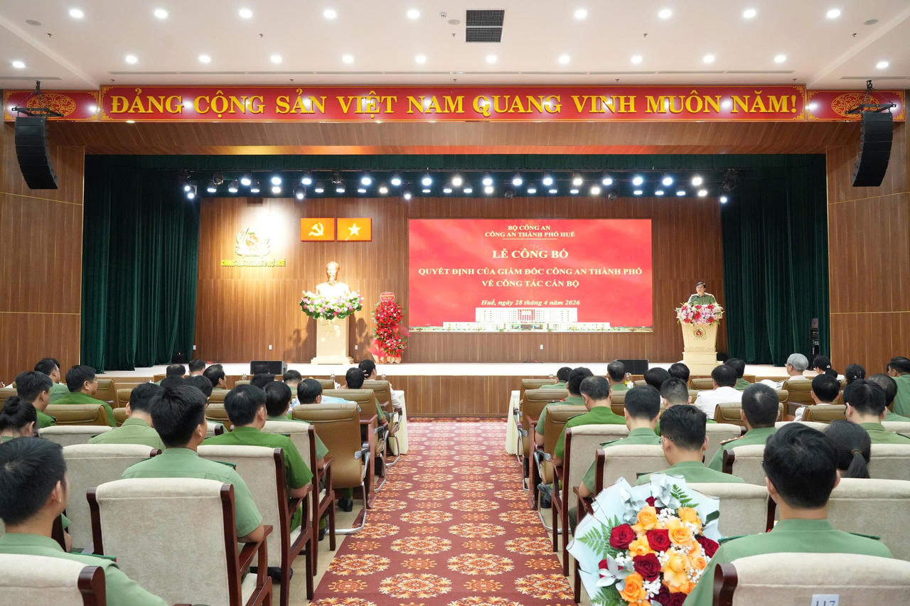 Thăng cấp bậc hàm Đại tá cho 19 cán bộ Công an TP Huế