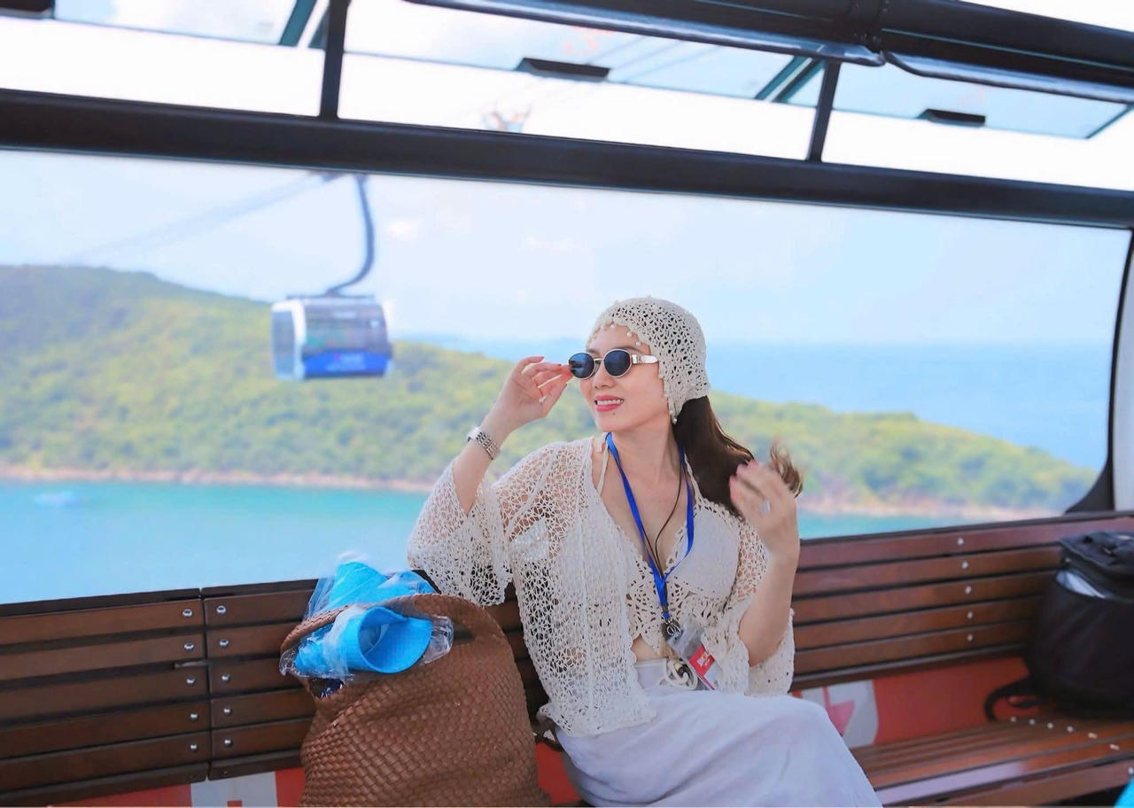 Du khách chụp ảnh tại các điểm du lịch tại đảo Hòn Thơm, Phú Quốc