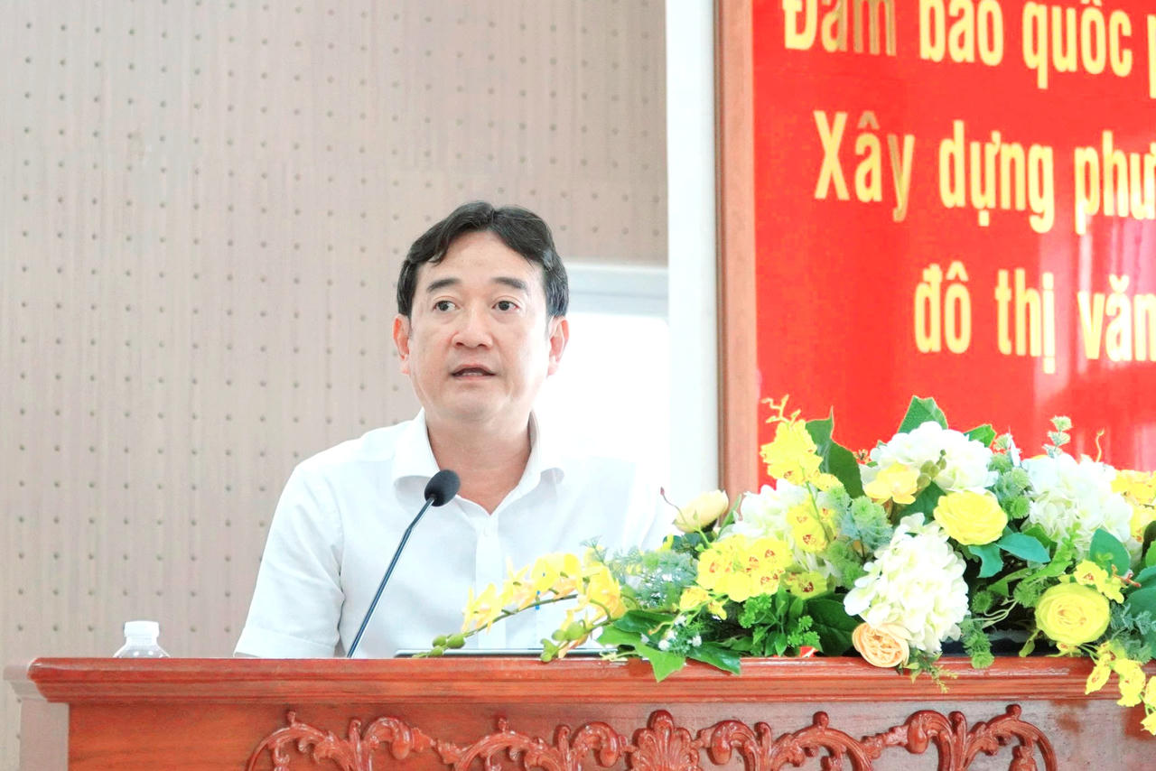 Chủ tịch UBND phường Rạch Giá Bùi Trung Thực phát biểu giải đáp những thắc mắc, kiến nghị của cử tri.