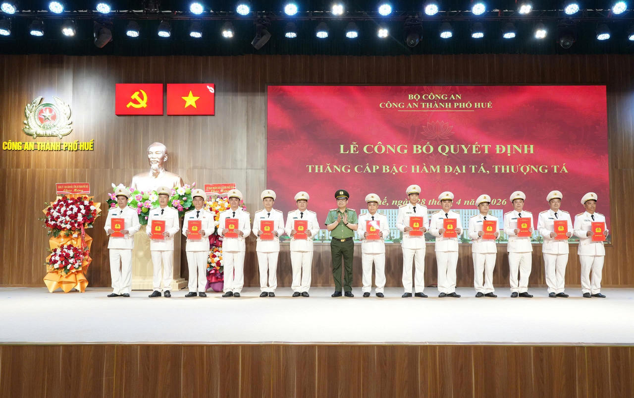 Thiếu tướng Nguyễn Thanh Tuấn, Giám đốc Công an TP Huế trao quyết định thăng cấp bậc hàm từ Trung tá lên Thượng tá cho các cán bộ là Đội trưởng và tương đương thuộc Công an TP Huế.