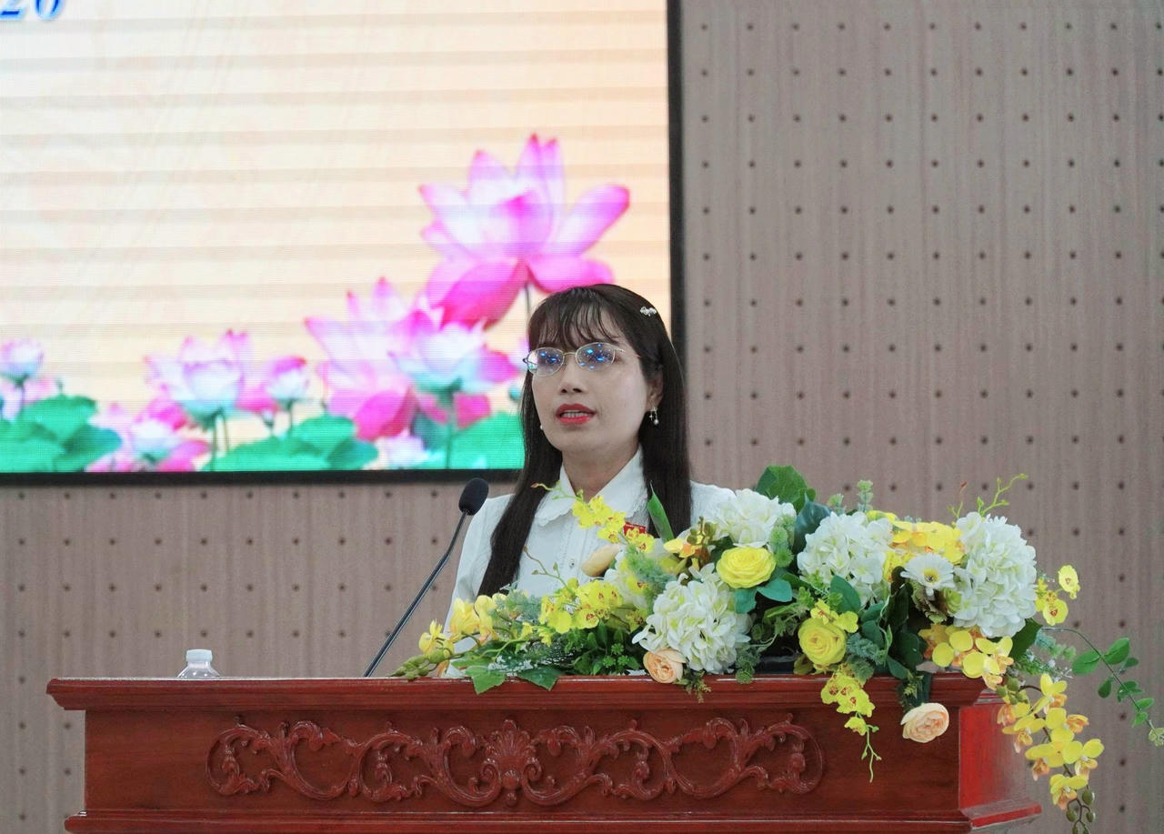 Đại biểu Châu Quỳnh Dao trình bày báo cáo.