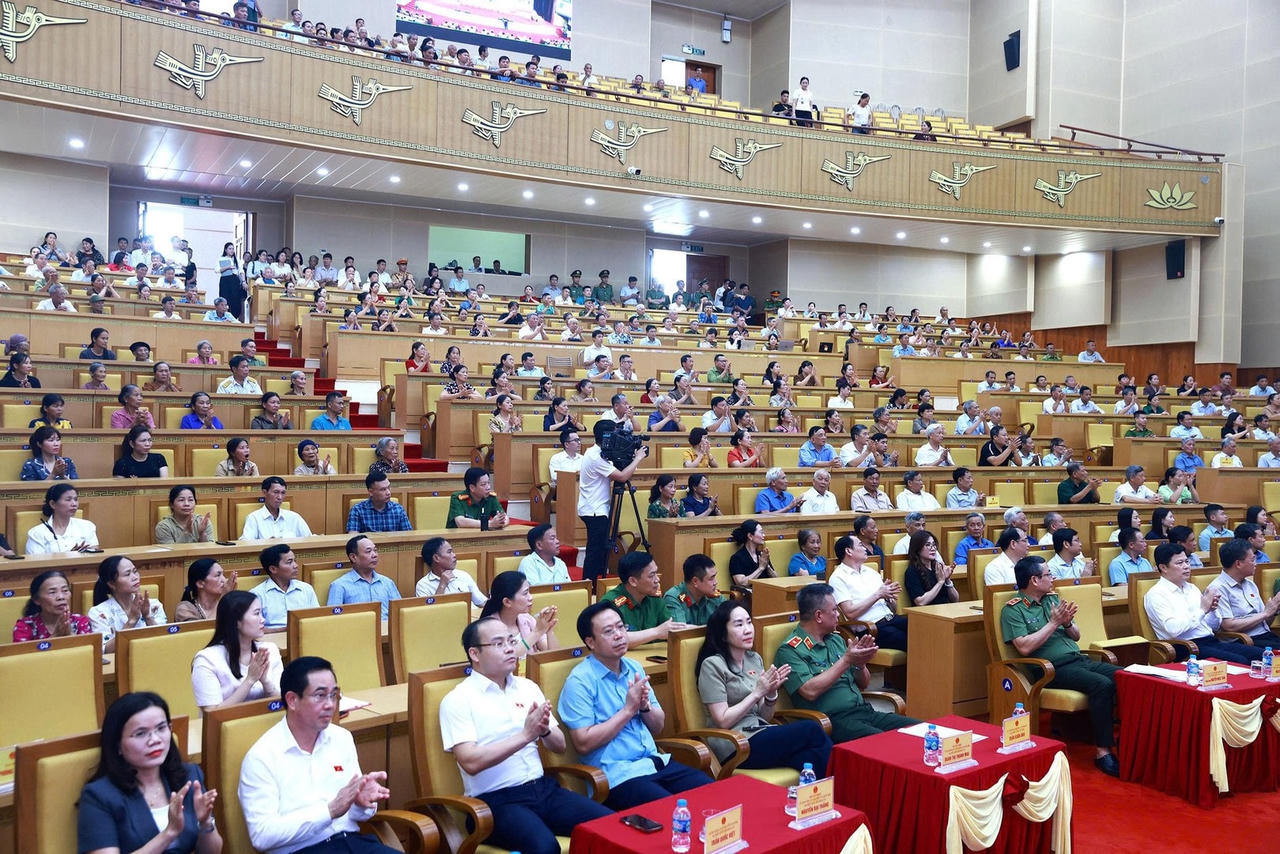 Hội nghị được tổ chức trực tiếp kết hợp trực tuyến từ Trung tâm Hội nghị tỉnh tới các điểm cầu công an cấp xã, phường trên địa bàn.