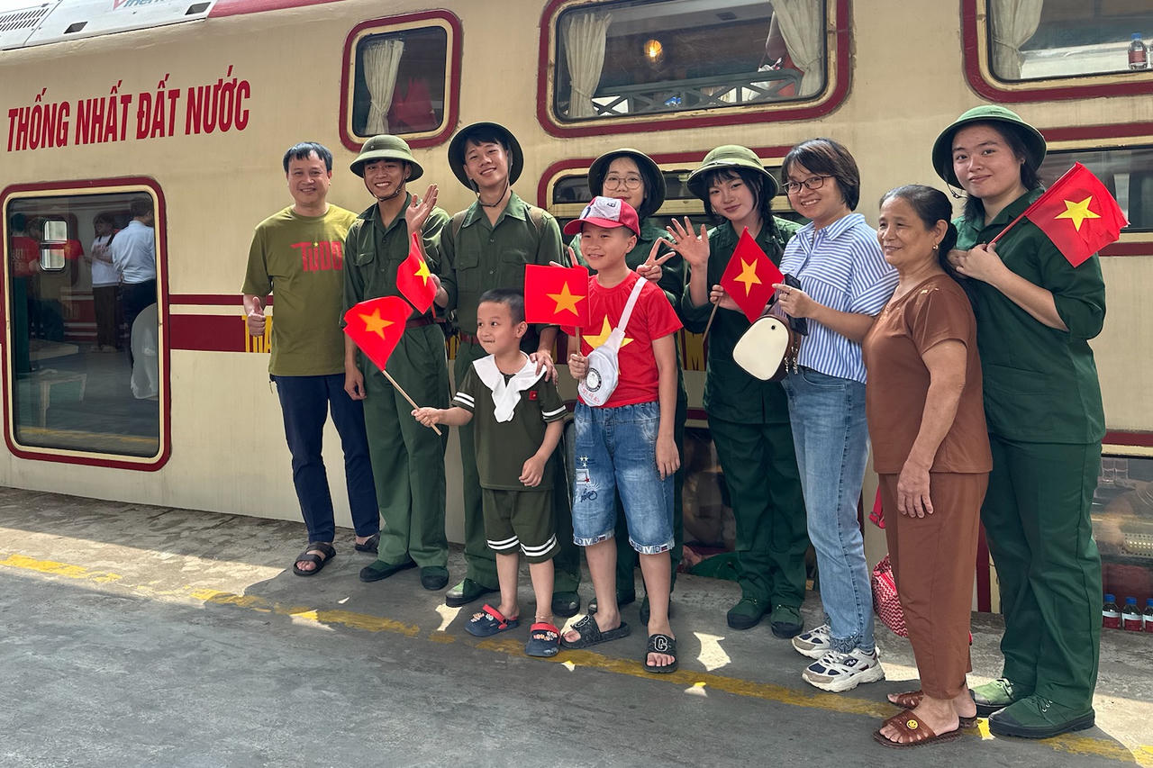 'Chạm vào ký ức, viết tiếp tự hào' khi đi Tàu Hà Nội 5 Cửa Ô