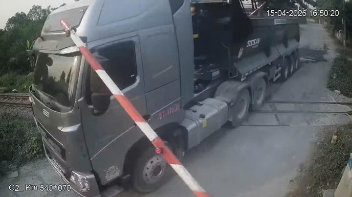 Xử phạt tài xế xe đầu kéo vượt rào chắn đường sắt khi đèn đỏ