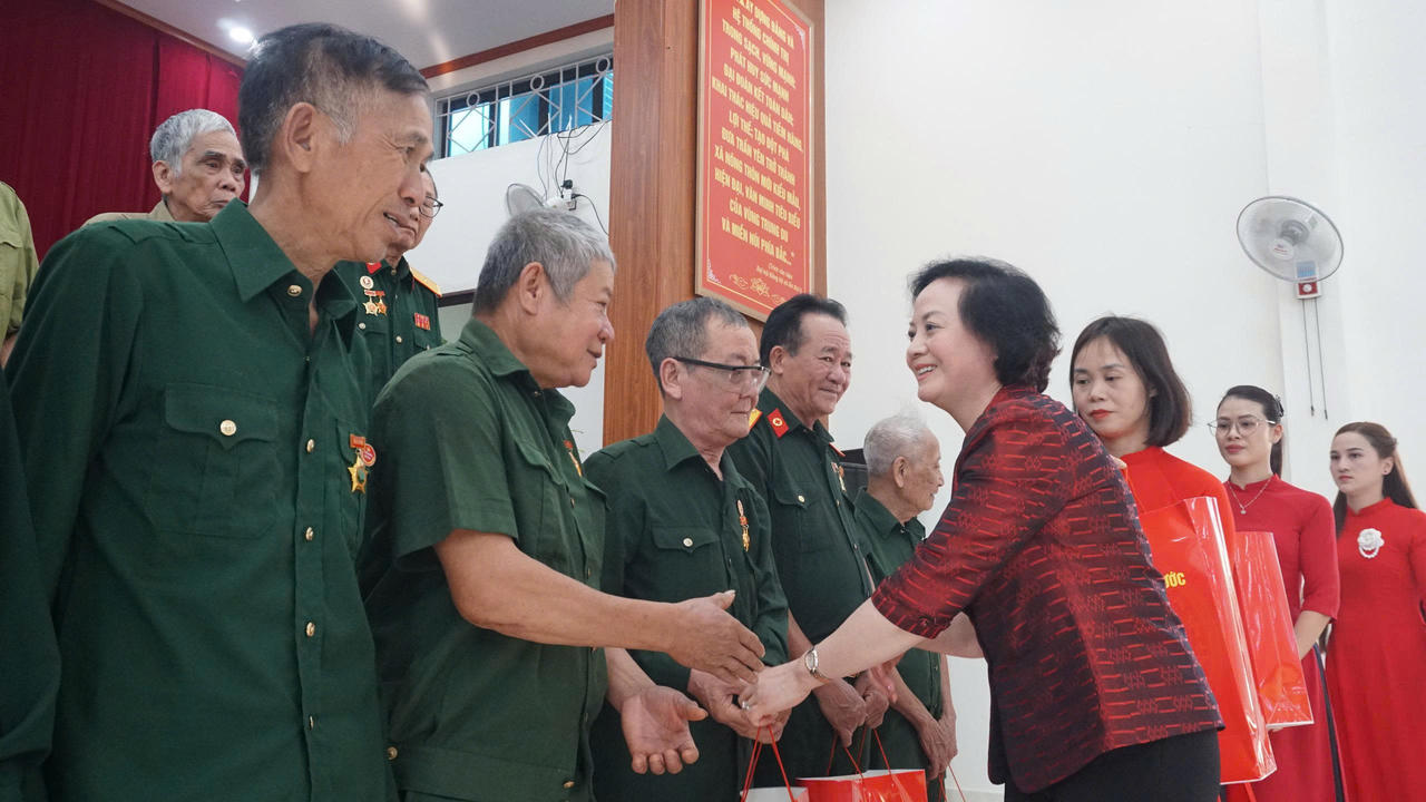 Phó Thủ tướng Phạm Thị Thanh Trà thăm, tặng quà người có công tại Lào Cai