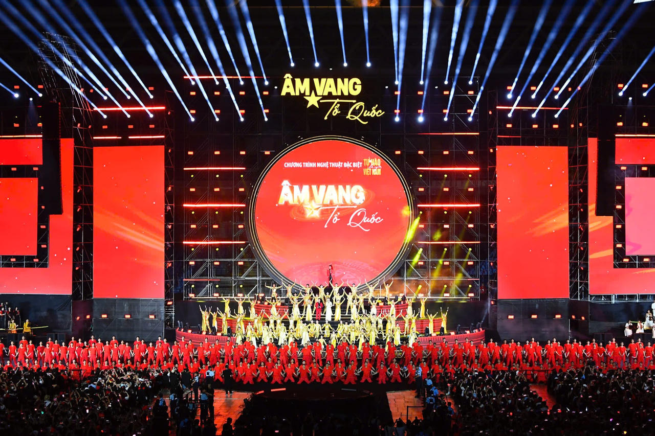 Hàng vạn khán giả hòa ca 'Âm vang Tổ quốc'