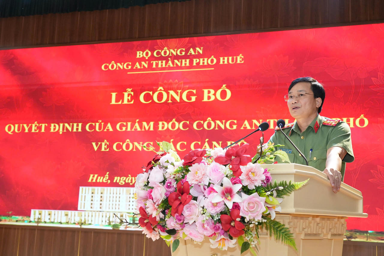 Thăng cấp bậc hàm Đại tá cho 19 cán bộ Công an TP Huế