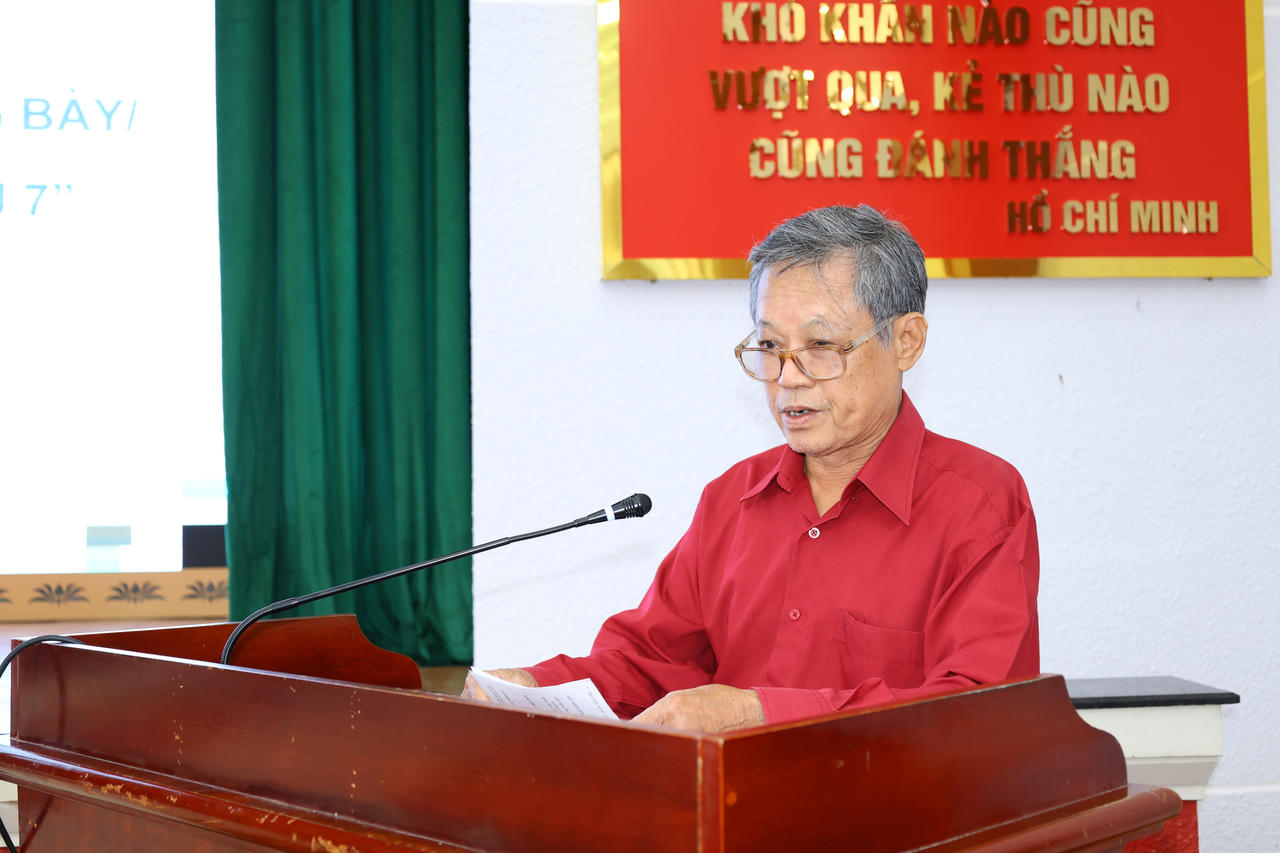 Tiến sĩ Phạm Hữu Mý, nguyên Giám đốc Trung tâm bảo tồn di tích TP. Hồ Chí Minh, đơn vị nhà thầu thiết kế trình bày báo cáo đề cương trưng bày Nhà truyền thống Lực lượng vũ trang Thành phố Hồ Chí Minh.