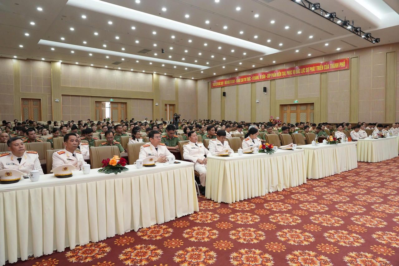 Thăng cấp bậc hàm Đại tá cho 19 cán bộ Công an TP Huế