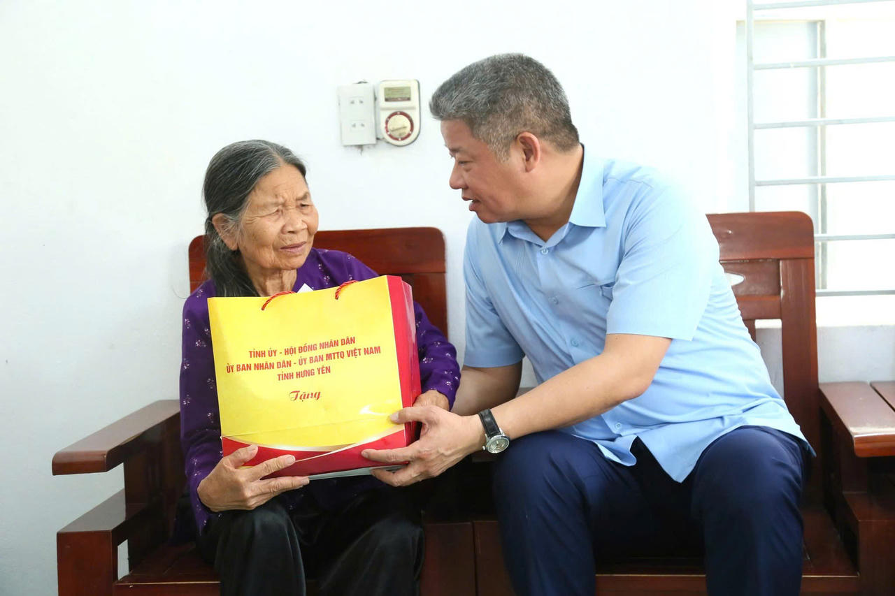 Ông&nbsp;Nguyễn Mạnh Quyền, Phó Bí thư Tỉnh ủy, Chủ tịch UBND tỉnh tặng quà cho hộ bà Phạm Thị Luyên (thôn Huyền Sỹ, xã Vũ Thư).