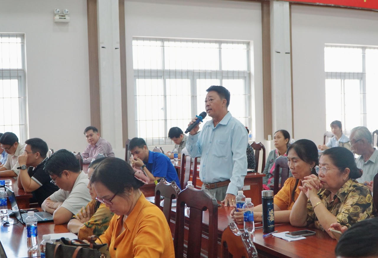 Cử tri Lưu Thành Nghĩa (phường Rạch Giá, An Giang) phát biểu tại hội nghị.