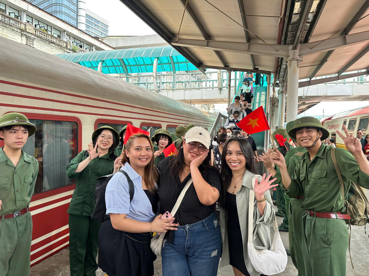 Hành khách không chỉ quan sát, mà còn thực sự sống trong từng khoảnh khắc của lịch sử để hiểu hơn giá trị của hòa bình, của sự thống nhất, và của hai chữ “đoàn viên” (Ảnh: A. Vân).