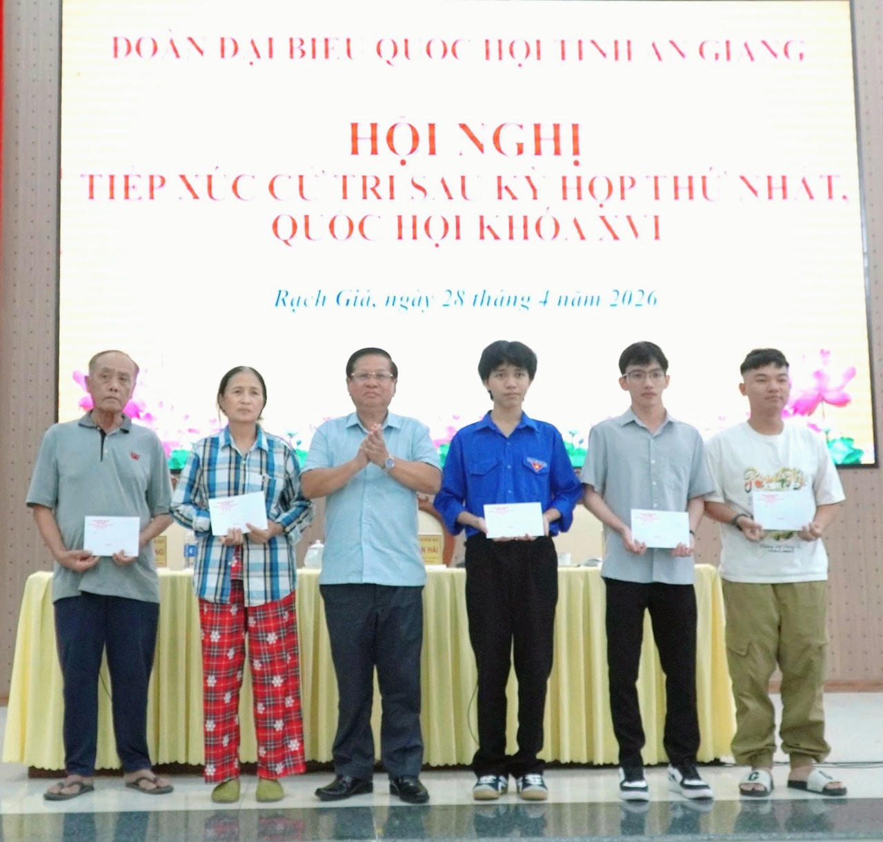 Ủy viên Ban Thường vụ Tỉnh ủy An Giang, Bí thư Đảng ủy phường Rạch Giá Mai Hoàng Khởi tặng quà hộ gia đình chính sách, hộ nghèo, cận nghèo, gia đình hoàn cảnh khó khăn.