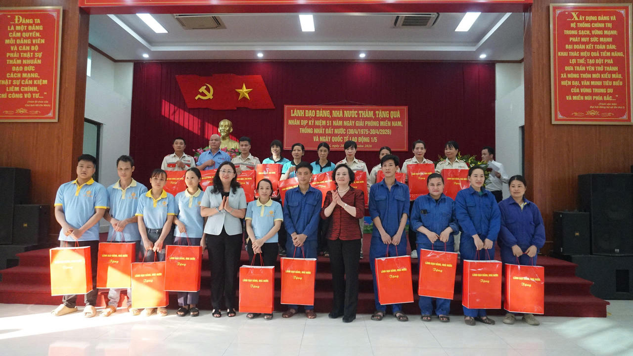 Phó Thủ tướng Phạm Thị Thanh Trà cùng lãnh đạo tỉnh Lào Cai tặng quà công nhân, người lao động có hoàn cảnh khó khăn.