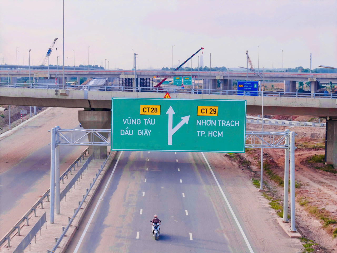 Cao tốc Biên Hoà -Vũng Tàu trước giờ thông xe chào mừng ngày đại lễ 30/4 và 1/5.