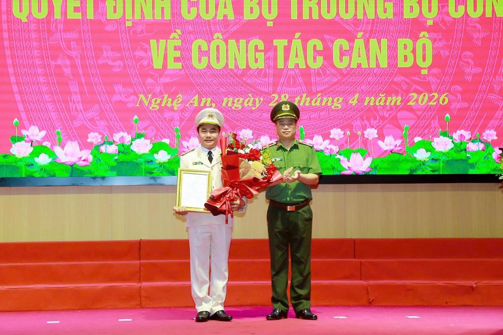 Thừa ủy quyền của Bộ trưởng Bộ Công an, Thiếu tướng Đinh Việt Dũng - Giám đốc Công an tỉnh Nghệ An đã trao Quyết định điều động Đại tá Nguyễn Huy Khích - Phó Cục trưởng Cục An ninh chính trị nội bộ giữ chức vụ Phó Giám đốc Công an tỉnh Nghệ An