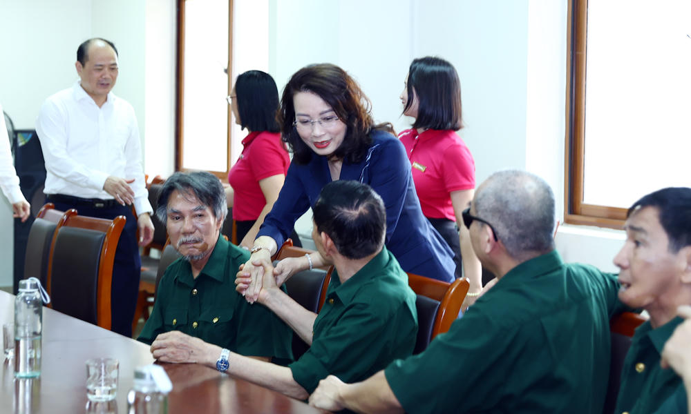 Bà&nbsp;Nguyễn Thị Hương, Phó Bí thư Thường trực Tỉnh uỷ Bắc Ninh thăm hỏi, động viên các thương binh, bệnh binh tại Trung tâm.