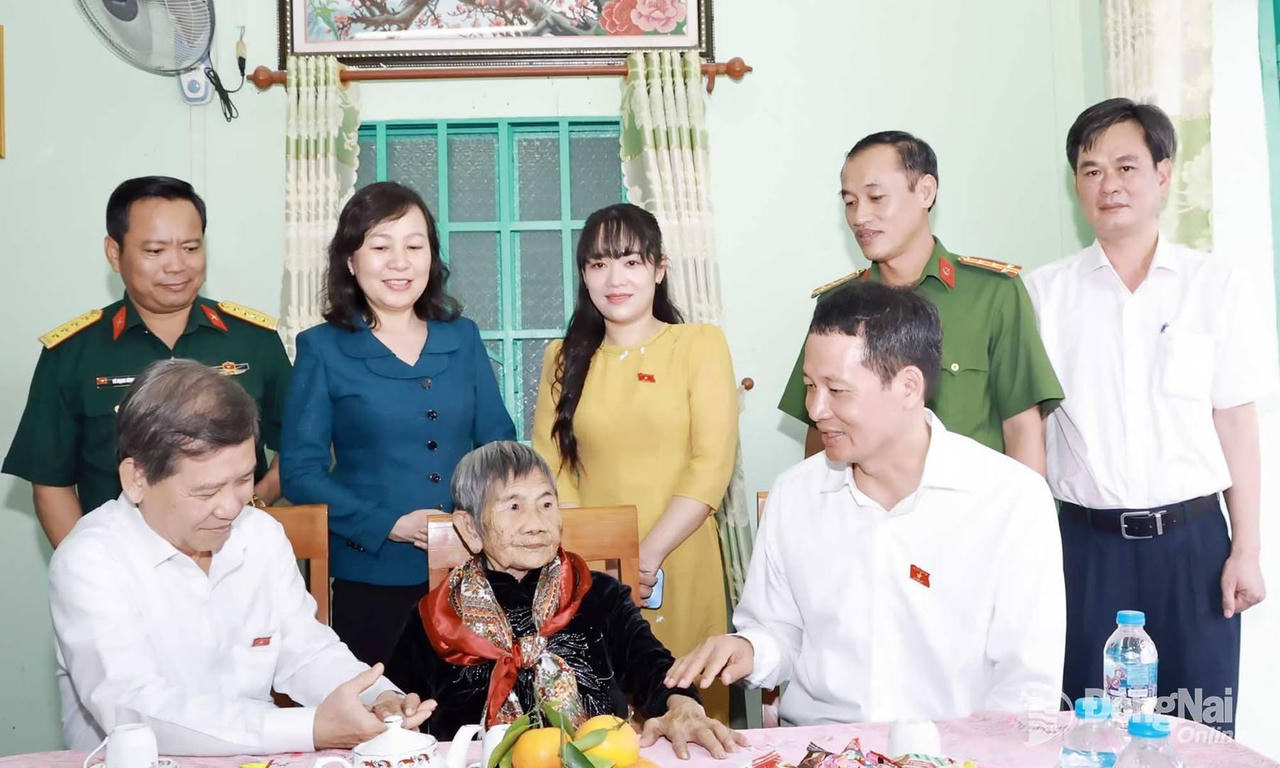 Ủy viên Bộ Chính trị, Bí thư Trung ương Đảng, Trưởng ban Nội chính Trung ương Lê Minh Trí và Ủy viên Trung ương Đảng, Bí thư Tỉnh ủy, Trưởng đoàn Đại biểu Quốc hội tỉnh Đồng Nai Vũ Hồng Văn ân cần hỏi thăm sức khỏe Mẹ Việt Nam anh hùng Hồ Thị Vàng. Ảnh: Công Nghĩa