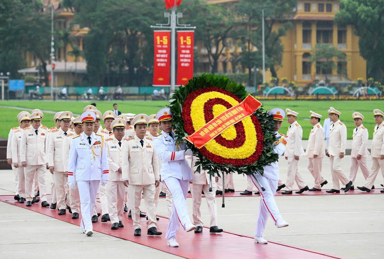 Lãnh đạo Đảng, Nhà nước vào Lăng viếng Chủ tịch Hồ Chí Minh nhân kỷ niệm 51 năm Ngày giải phóng miền Nam, thống nhất đất nước- Ảnh 4.