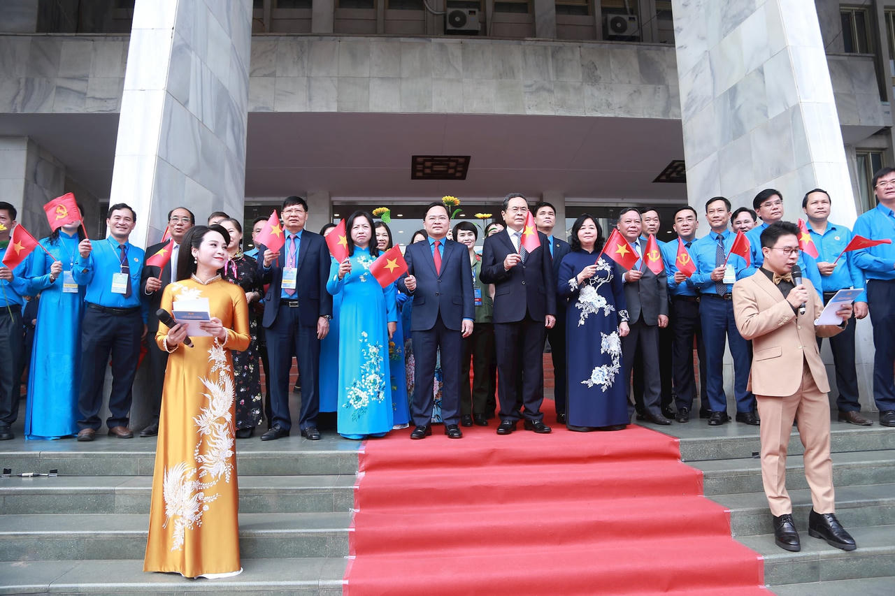  Ủy viên Bộ Chính trị, Chủ tịch Quốc hội Trần Thanh Mẫn;  Ủy viên Bộ Chính trị, Bí thư Trung ương Đảng, Chủ tịch Ủy ban Trung ương Mặt trận Tổ quốc Việt Nam Bùi Thị Minh Hoài; Ủy viên Trung ương Đảng, Bí thư Đảng ủy, Chủ tịch Tổng LĐLĐVN Nguyễn Anh Tuấn cùng các đồng chí lãnh đạo dự Lễ kỷ niệm 140 năm Ngày Quốc tế Lao động.