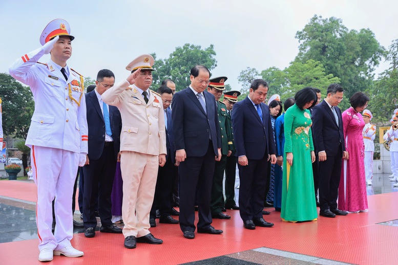 Lãnh đạo Đảng, Nhà nước vào Lăng viếng Chủ tịch Hồ Chí Minh nhân kỷ niệm 51 năm Ngày giải phóng miền Nam, thống nhất đất nước- Ảnh 9.