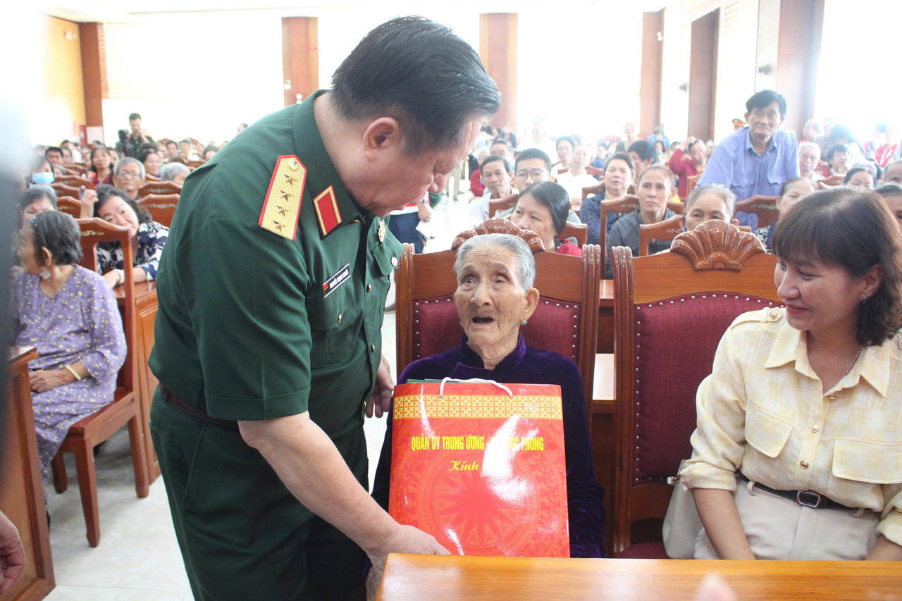 Đại tướng Nguyễn Trọng Nghĩa tặng quà cho gia đình chính sách.