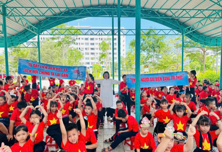 Một sự kiện đọc tại Trường tiểu học căn cứ Cam Ranh.