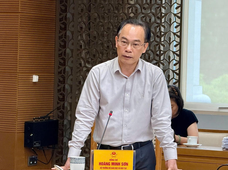 Bộ trưởng Bộ GD&ĐT Hoàng Minh Sơn báo cáo tại cuộc họp. (Ảnh: VGP).