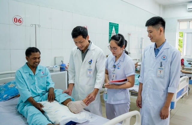 Nối thành công bàn chân đứt lìa cho bệnh nhân ở Quảng Trị