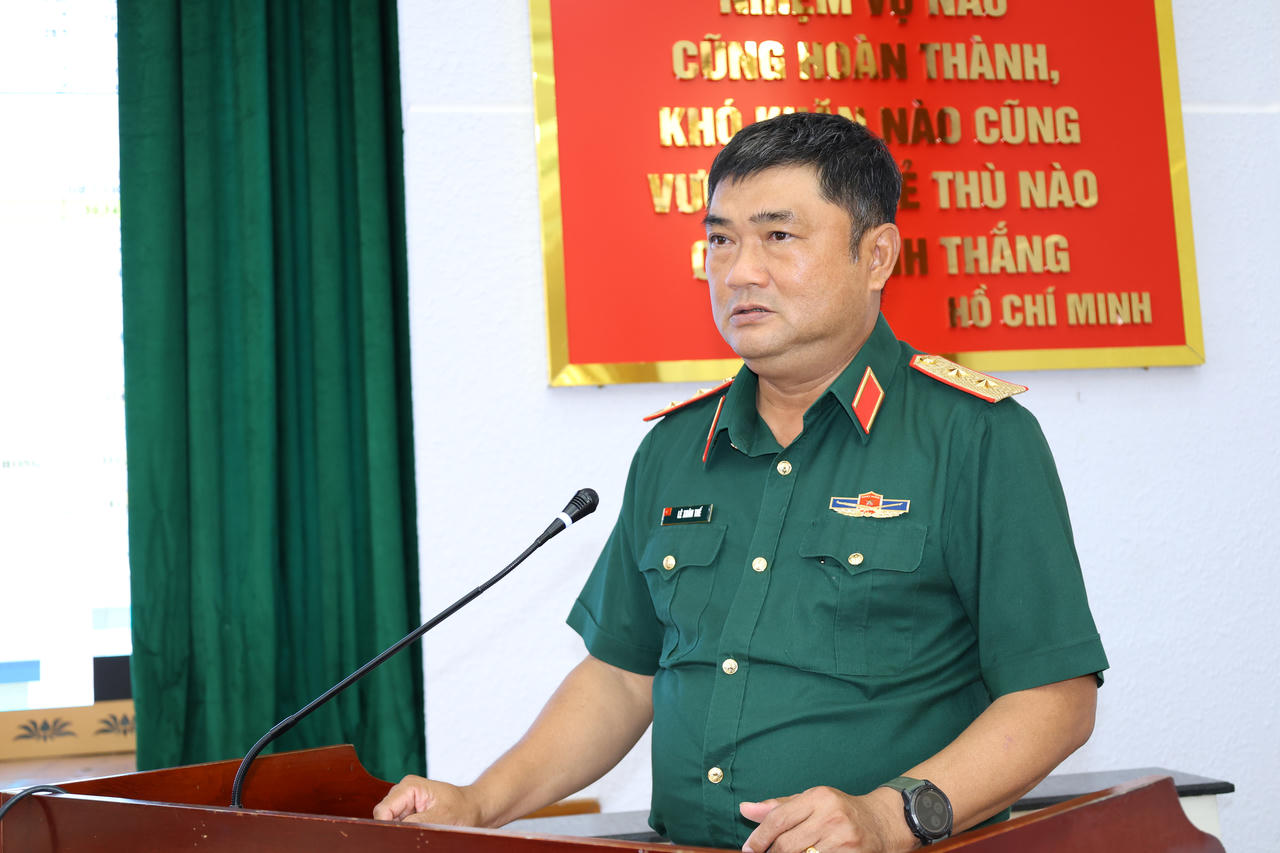 Trung tướng Lê Xuân Thế, Ủy viên Ban Chấp hành Trung ương Đảng, Ủy viên Quân ủy Trung ương, Tư lệnh Quân khu phát biểu chỉ đạo tại Hội thảo.
