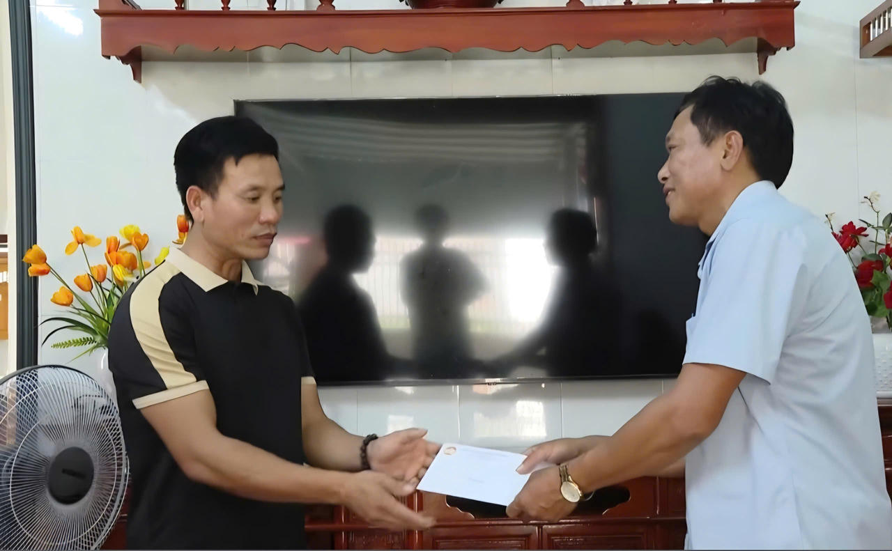 Đại diện Ủy ban MTTQ Việt Nam và các tổ chức chính trị - xã hội xã Quảng Trạch thăm hỏi gia đình ngư dân bị thiệt hại do chìm tàu cá.