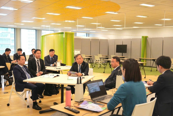 Chủ tịch UBND TP Hà Nội Vũ Đại Thắng cùng Đoàn công tác làm việc với Trung tâm đổi mới sáng tạo Osaka Innovation Hub (OIH).