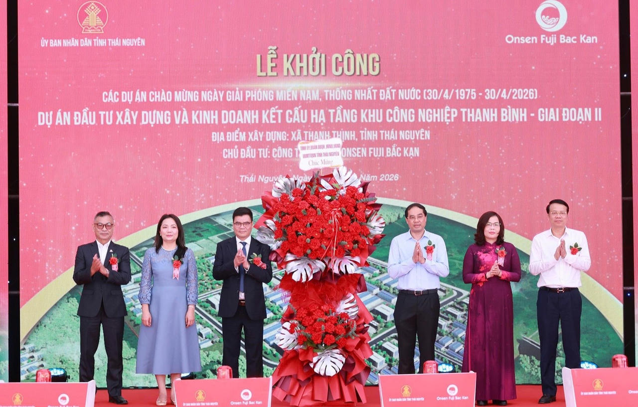 Bí thư Tỉnh ủy Thái Nguyên Trịnh Xuân Trường&nbsp;và các đại biểu thực hiện nghi thức khởi công Dự án đầu tư xây dựng và kinh doanh kết cấu hạ tầng Khu công nghiệp Thanh Bình giai đoạn II.