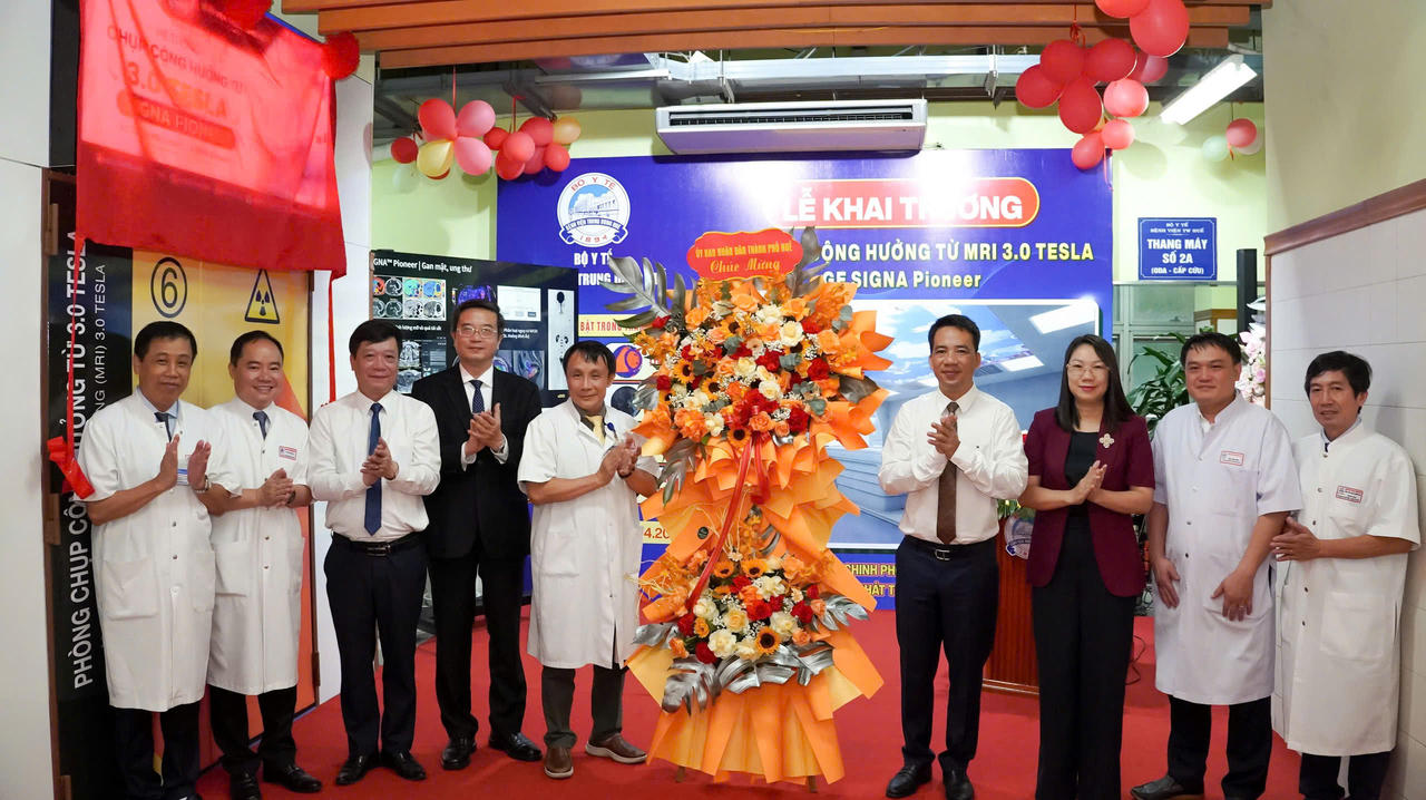 Lãnh đạo TP Huế chúc mừng&nbsp;lễ khai trương máy cộng hưởng từ 3.0 Tesla – SIGNA Pioneer&nbsp;