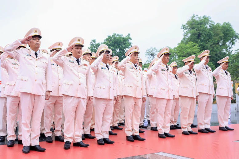 Lãnh đạo Đảng, Nhà nước vào Lăng viếng Chủ tịch Hồ Chí Minh nhân kỷ niệm 51 năm Ngày giải phóng miền Nam, thống nhất đất nước- Ảnh 8.