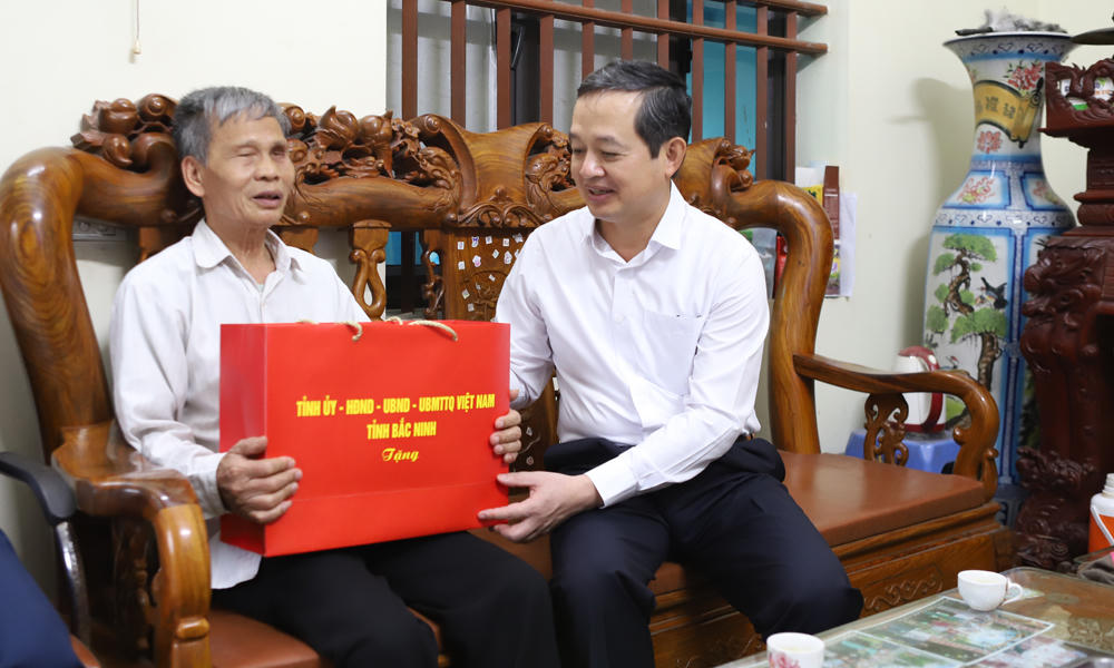 &nbsp;Chủ tịch UBND tỉnh Bắc Ninh, ông Phạm Hoàng Sơn trao tặng quà đến thương binh Lê Văn Nhuân, tổ dân phố Bùi Xá.