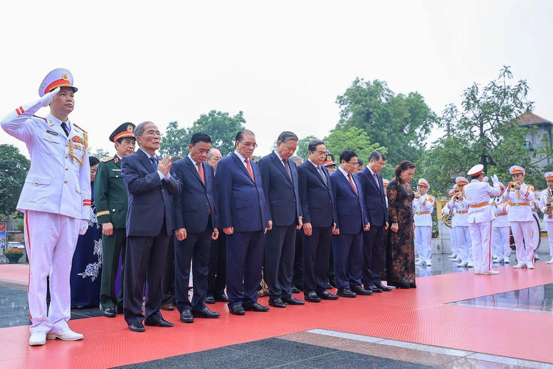 Lãnh đạo Đảng, Nhà nước vào Lăng viếng Chủ tịch Hồ Chí Minh nhân kỷ niệm 51 năm Ngày giải phóng miền Nam, thống nhất đất nước- Ảnh 6.