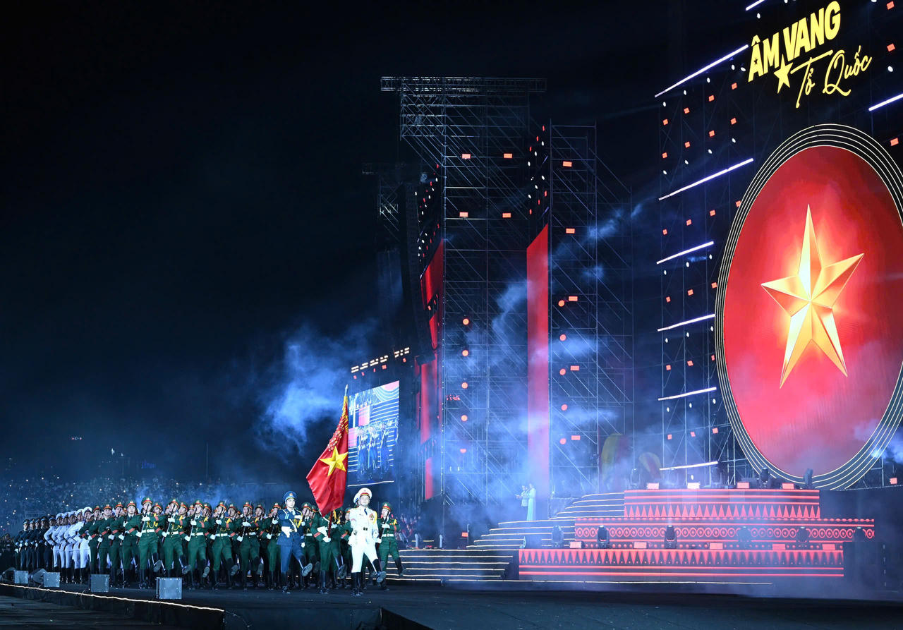 "Âm vang Tổ quốc” không chỉ là một chương trình nghệ thuật, mà còn là lời hiệu triệu để mỗi người Việt Nam cảm nhận sâu sắc niềm tự hào dân tộc (Ảnh: V.Hà).