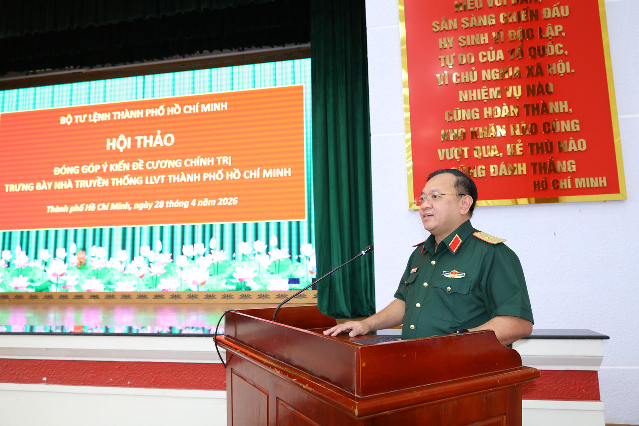 Thiếu tướng Nguyễn Thành Trung, Thành ủy viên, Phó Bí thư Thường trực Đảng ủy Quân sự, Chính ủy Bộ Tư lệnh Thành phố Hồ Chí Minh phát biểu khai mạc hội thảo.
